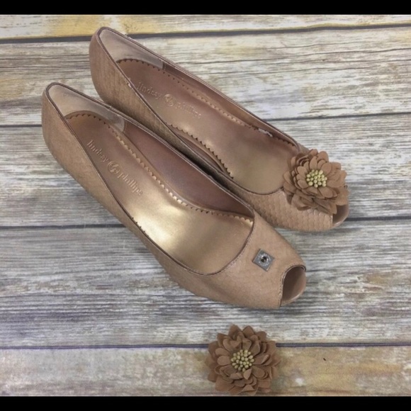 Lindsay Phillips wedge with peep toe. - Picture 3 of 5